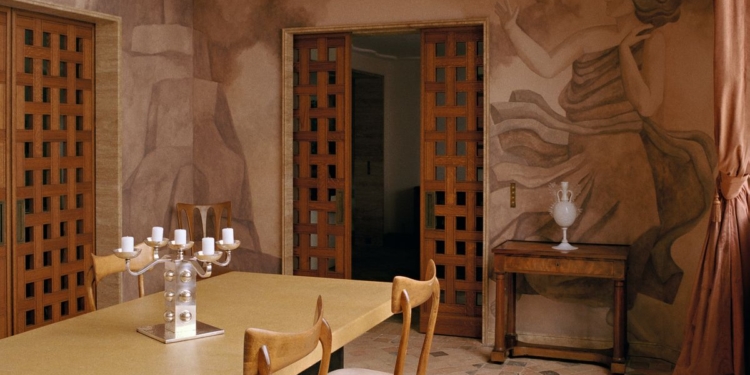 Un apartamento surrealista con frescos de Elvira Solana marca el nuevo rumbo creativo de su arquitecto: un reflejo de su propia experiencia y la de sus clientes.