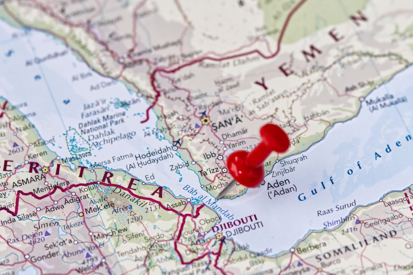 Hutíes apuntan al Mar Rojo: ¿se cerrará la segunda ruta marítima tras Ormuz?