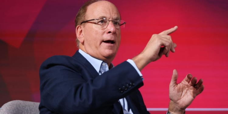 Alerta desde BlackRock: su CEO reta a los inversores a abandonar las predicciones del mercado