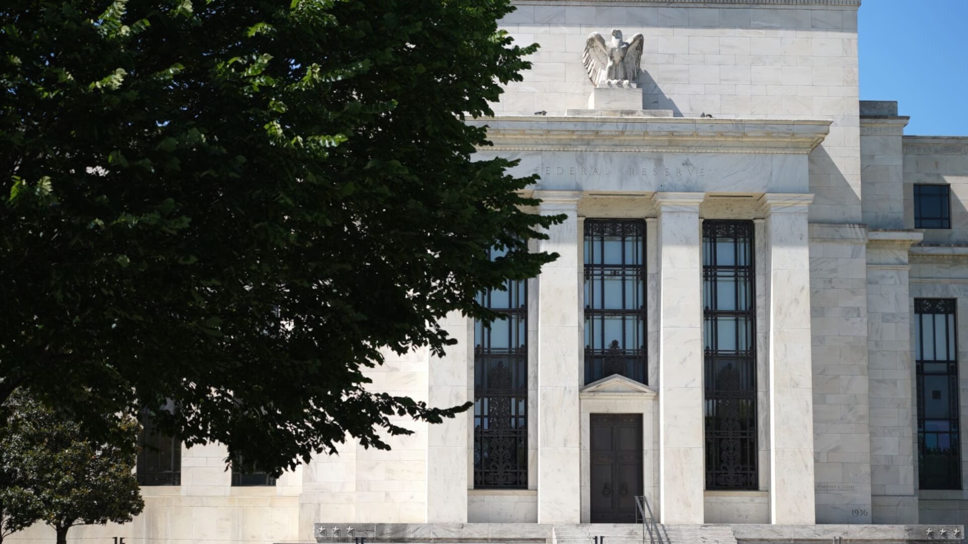 Miran apuesta por bajar tipos y la Fed se le enfrenta, el choque que inquieta a los mercados