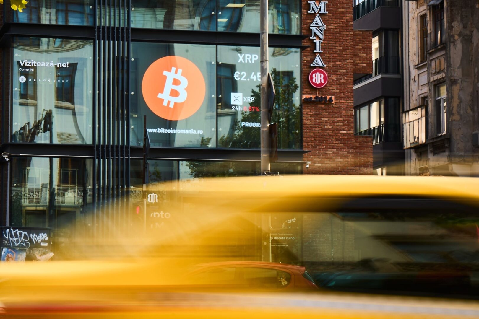 Inesperado giro: Charles Schwab encuentra a Bitcoin más estable que Tesla y Nvidia