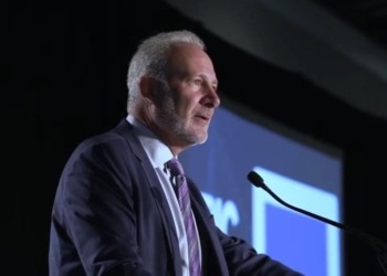 Peter Schiff alerta sobre un problema silencioso que podría desencadenar el colapso financiero mundial