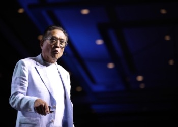 Kiyosaki da la voz de alarma: olvida ahorrar y apuesta por criptomonedas, oro, plata y petróleo