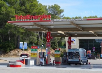 300 gasolineras sin diésel en Francia: ¿comienza una crisis energética europea?