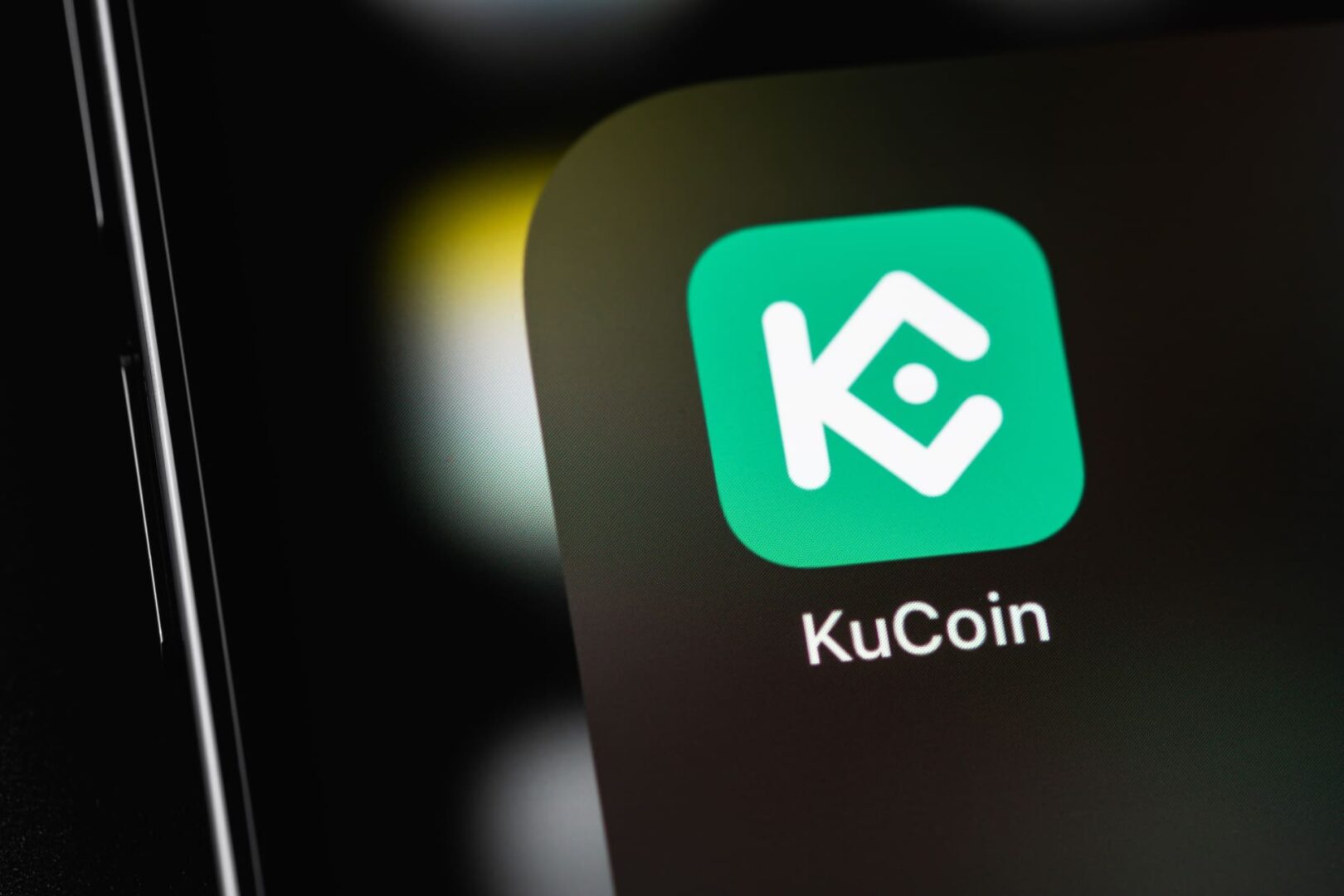 KuCoin paga 500.000 dólares tras acusaciones de comercio ilegal de derivados: ¿qué se esconde tras el acuerdo?