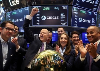 package com.example.one.java00.classandnew;
//静态初始化