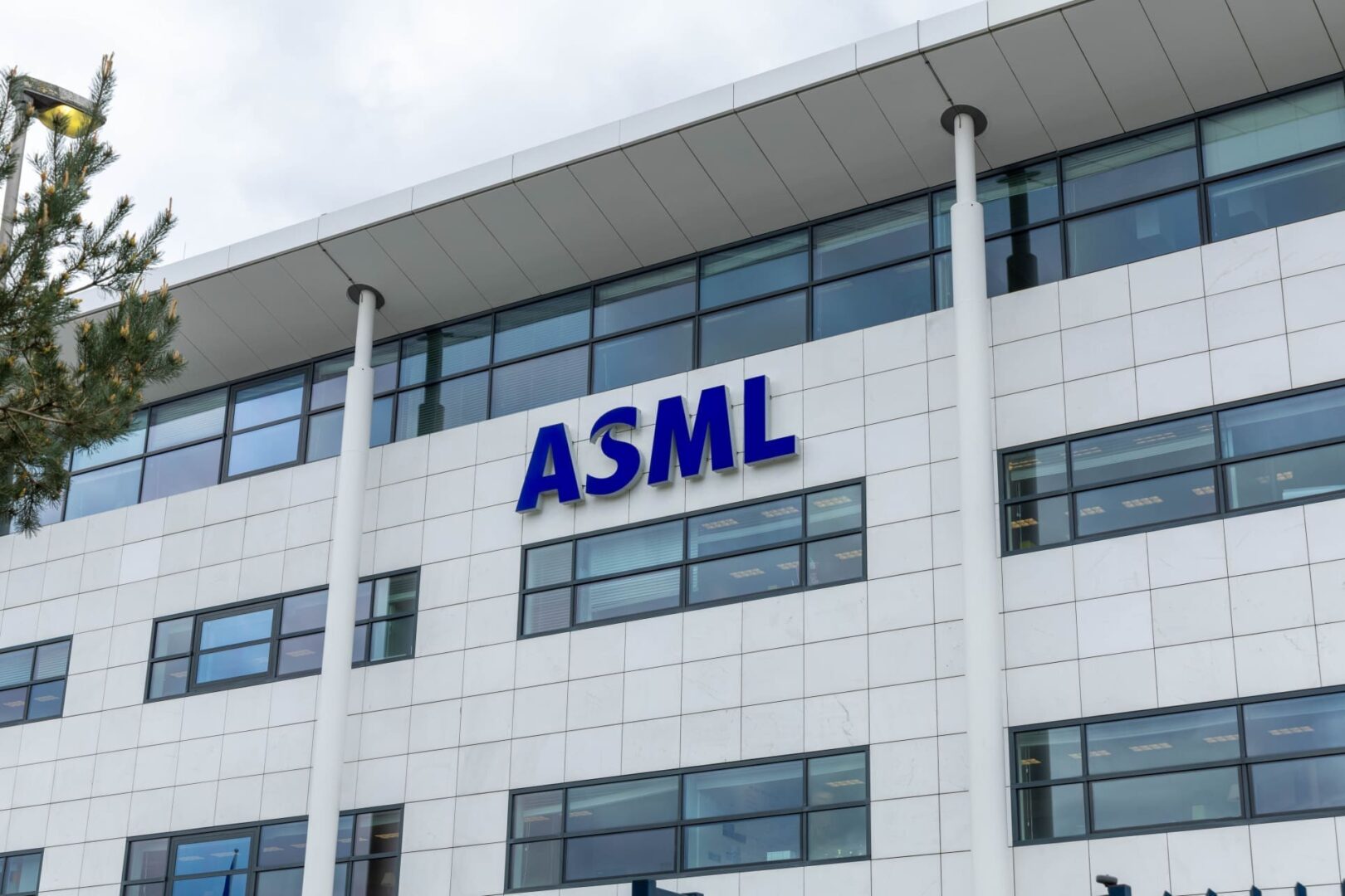 ASML repartirá dividendos el 5 de mayo: descubre cuánto obtendrán 100 acciones.