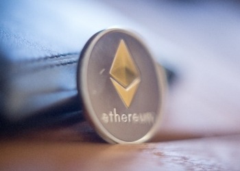 Ethereum se aferra a los 2.300$: ¿qué significa el aumento de comisiones y la fuga de capital en DeFi?