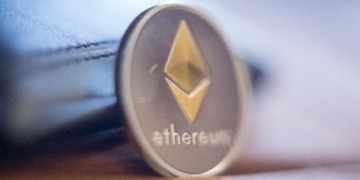 Ethereum se aferra a los 2.300$: ¿qué significa el aumento de comisiones y la fuga de capital en DeFi?