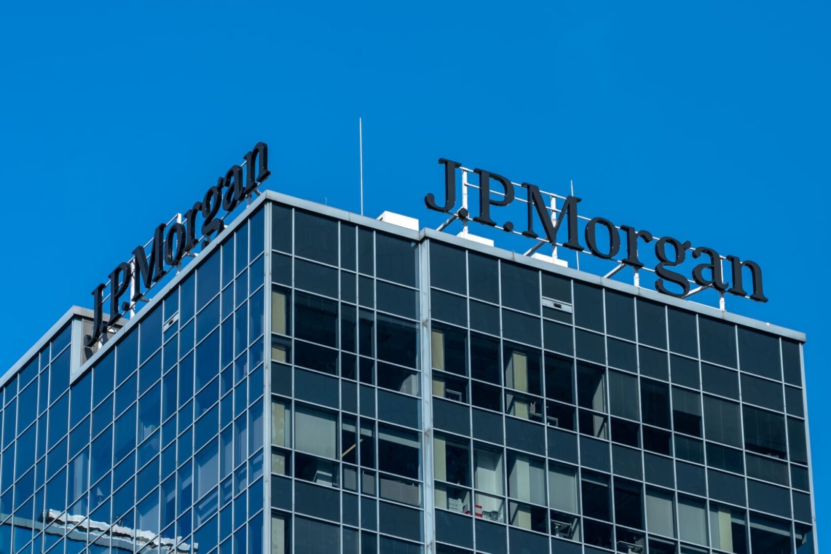 JPMorgan advierte: los ciberataques en DeFi provocan el retiro de Wall Street del mundo cripto.