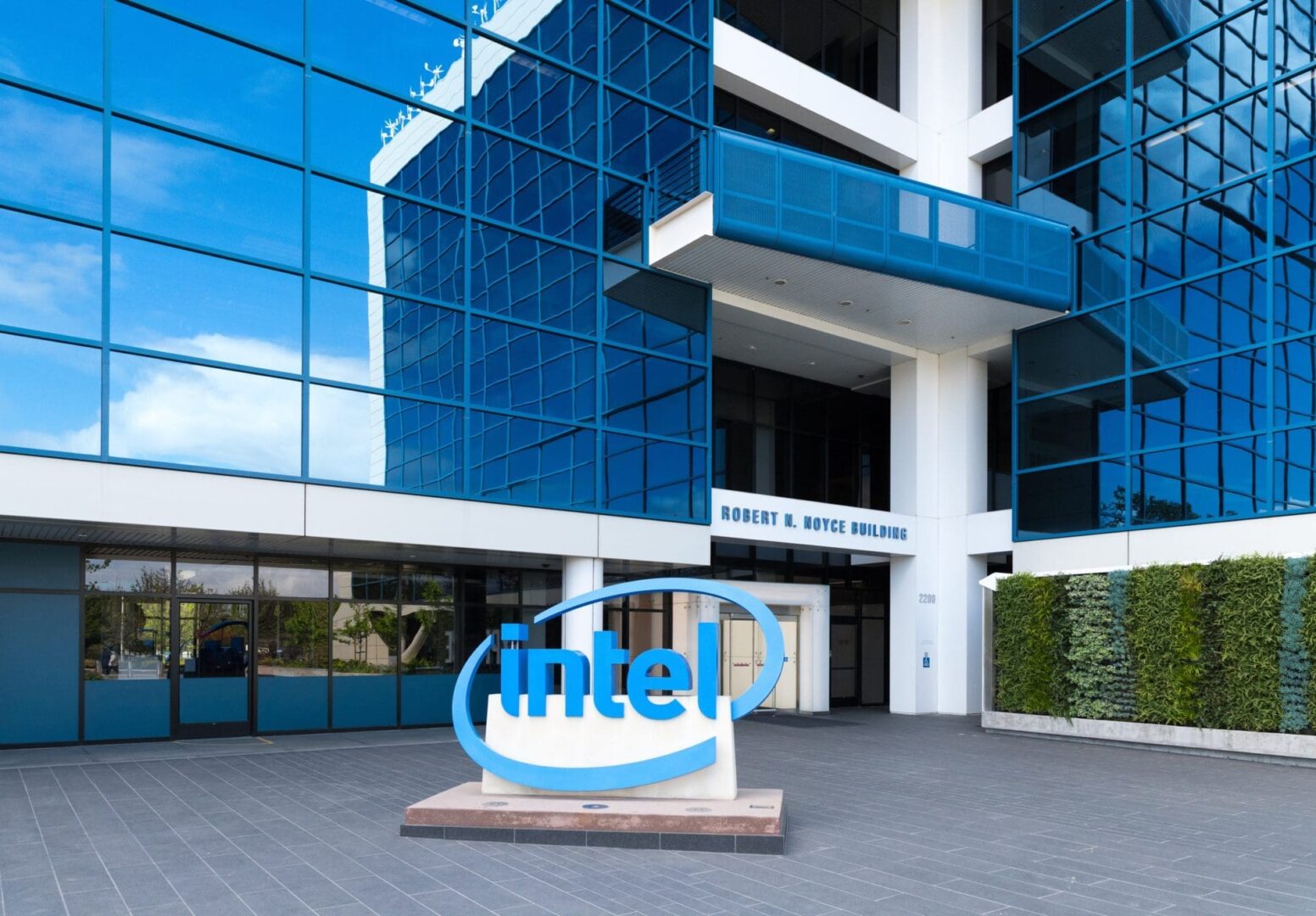 Intel sorprende al mercado con un espectacular aumento del 25% en sus acciones gracias al auge de la inteligencia artificial.
