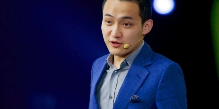 Justin Sun emprende acciones legales contra compañía cripto relacionada con Trump por activos congelados.
