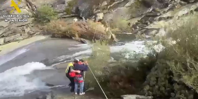 Cinco aventureros atrapados por una tormenta en Solana de Ávila logran ser rescatados.