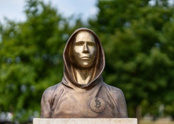 Satoshi Nakamoto cumple 50 años: ¿celebra una persona o un mito?