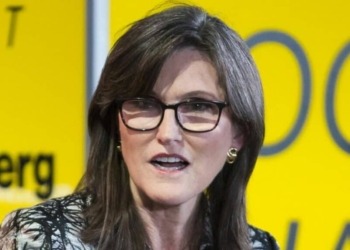 Cathie Wood: ¿por qué los desplomes del 85% en Bitcoin ya no volverán?