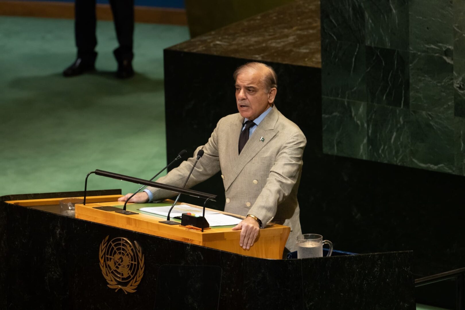 Petróleo se desploma y Bitcoin se dispara: Pakistán exige reabrir el Estrecho de Ormuz