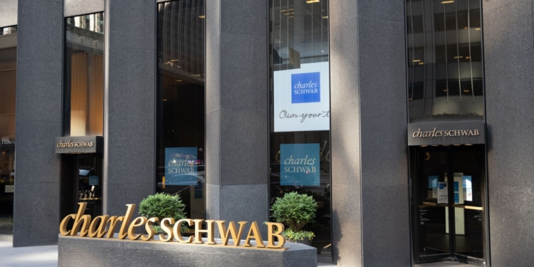 Charles Schwab acerca Bitcoin y Ethereum a 38 millones de inversores: ¿giro decisivo para el mercado?