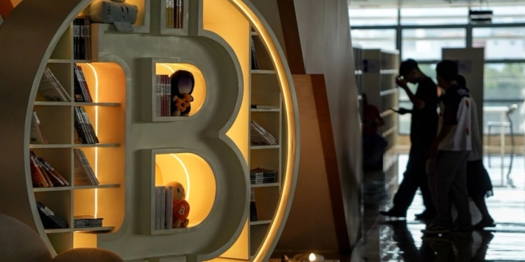 Revolutionario ETF busca aprovechar el potencial del bitcoin por la noche y los bonos durante el día. 1 Revolutionario ETF busca aprovechar el potencial del bitcoin por la noche y los bonos durante el día.