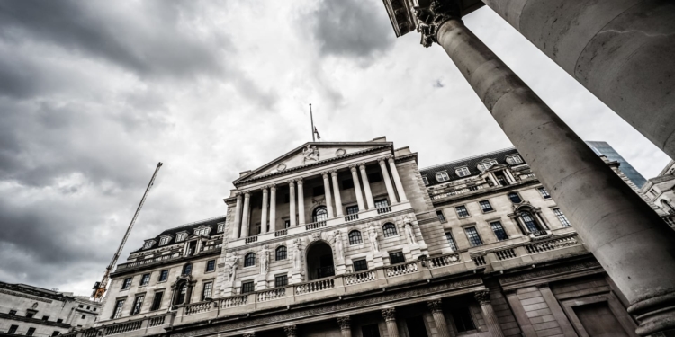 El Banco de Inglaterra alerta: el crédito privado, la bomba silenciosa que podría desatar la próxima crisis financiera