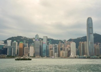 Bitcoin roza los 80,000 dólares mientras la demanda asiática se enfría y las OPIs de inteligencia artificial florecen en Hong Kong.
