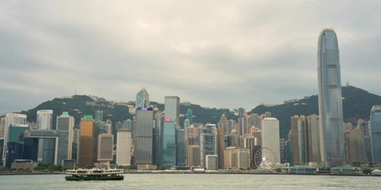 Bitcoin roza los 80,000 dólares mientras la demanda asiática se enfría y las OPIs de inteligencia artificial florecen en Hong Kong.