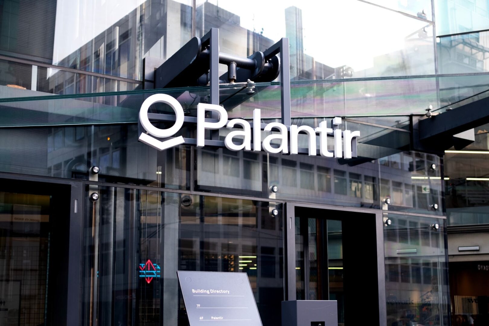 Palantir sorprende con un asombroso aumento del 85% en sus ingresos.