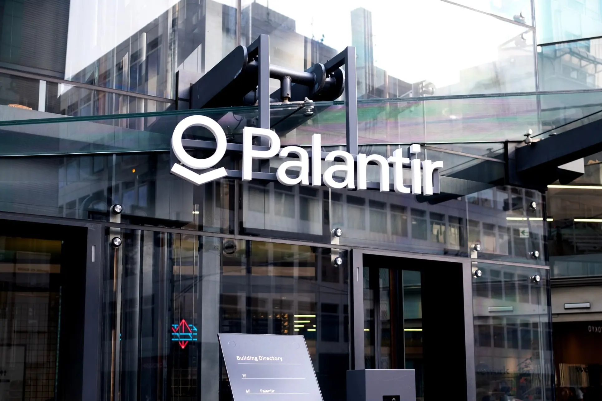 Palantir sorprende con un asombroso aumento del 85% en sus ingresos.