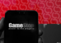 Michael Burry, el inversor de 'La Gran Apuesta', se aleja de GameStop ante la sorprendente oferta de eBay de 55.500 millones de dólares.