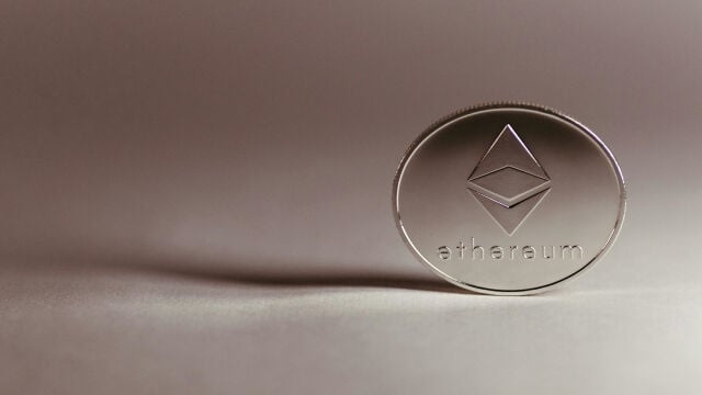 Ethereum desafía la barrera de los 2.375 dólares: ¿puede mantener su resistencia?