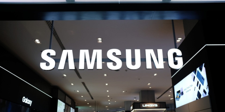 Samsung alcanza nuevos horizontes: sus acciones se disparan un 15% y rompen la barrera del billón de dólares. 1 Samsung alcanza nuevos horizontes: sus acciones se disparan un 15% y rompen la barrera del billón de dólares.