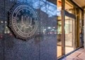 Desvelan un escándalo millonario: la FBI desmantela una red de trading con información privilegiada tras una década de ganancias ocultas.