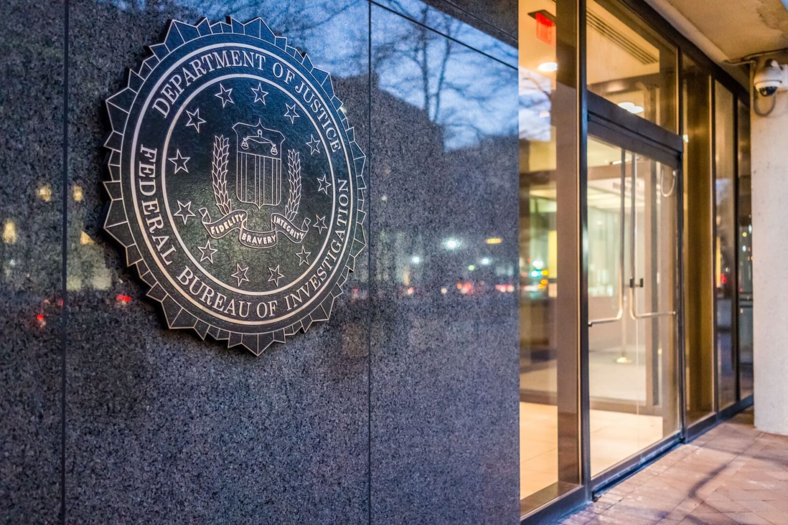 Desvelan un escándalo millonario: la FBI desmantela una red de trading con información privilegiada tras una década de ganancias ocultas.