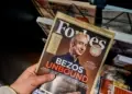 Descubre quiénes lideran la lista de los más ricos del mundo según Forbes 2026