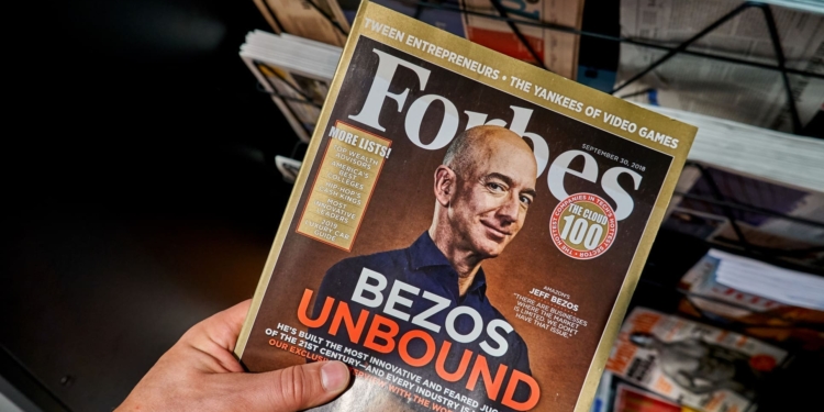 Descubre quiénes lideran la lista de los más ricos del mundo según Forbes 2026