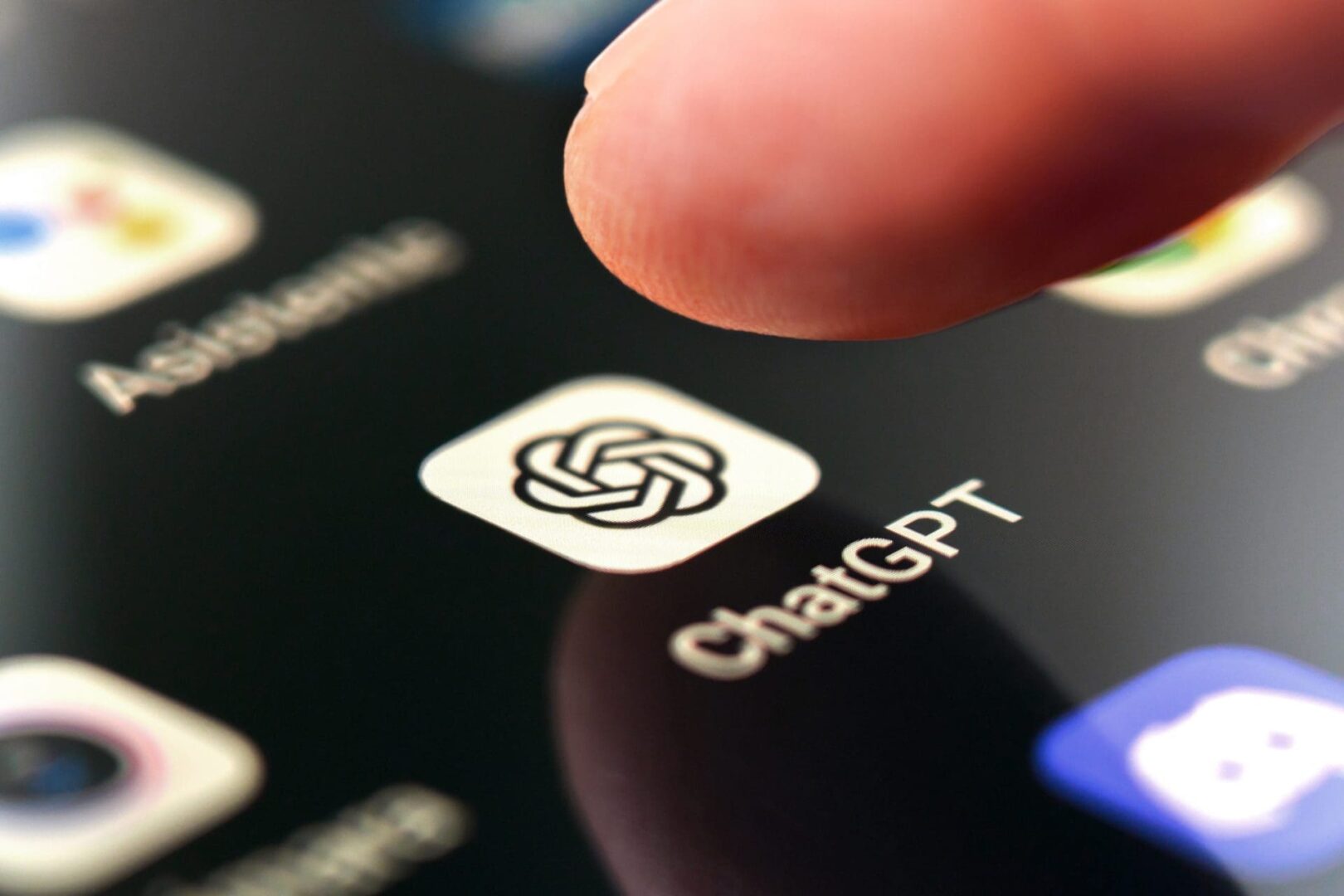 Inteligencias Artificiales de ChatGPT, Claude y Grok podrían filtrar datos sensibles a gigantes como Meta, Google y TikTok.