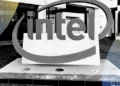 Las acciones de Intel se disparan a un récord histórico tras la alianza preliminar con Apple en el sector de chips.