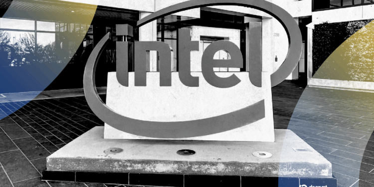 Las acciones de Intel se disparan a un récord histórico tras la alianza preliminar con Apple en el sector de chips. 1 Las acciones de Intel se disparan a un récord histórico tras la alianza preliminar con Apple en el sector de chips.
