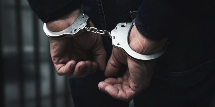 Cae un estadounidense: 78 meses tras las rejas por robar 250 millones en criptomonedas.