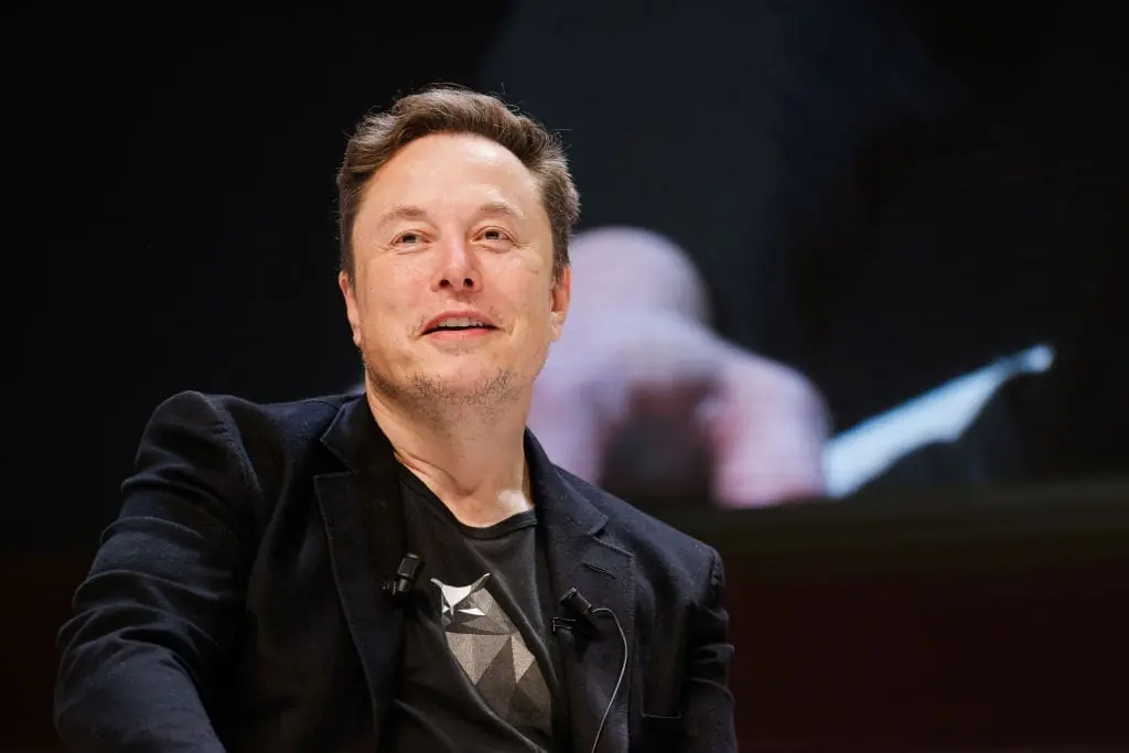 Elon Musk desata la controversia al calificar la mayoría de las criptomonedas como fraudes en su disputa legal con OpenAI.
