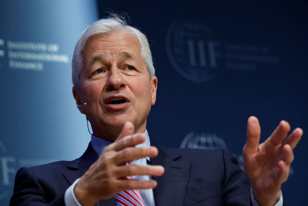 El banquero más influyente del planeta enfrenta el escrutinio: controversia por su doble papel en JPMorgan. 1 El banquero más influyente del planeta enfrenta el escrutinio: controversia por su doble papel en JPMorgan.