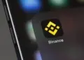 Binance salvaguardó 10 mil millones de dólares en fraudes gracias a la inteligencia artificial, revelan informes.