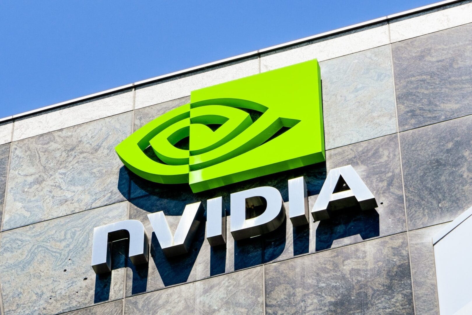 Nvidia alcanza una cifra histórica de 5,5 billones de dólares en plena adversidad con China.