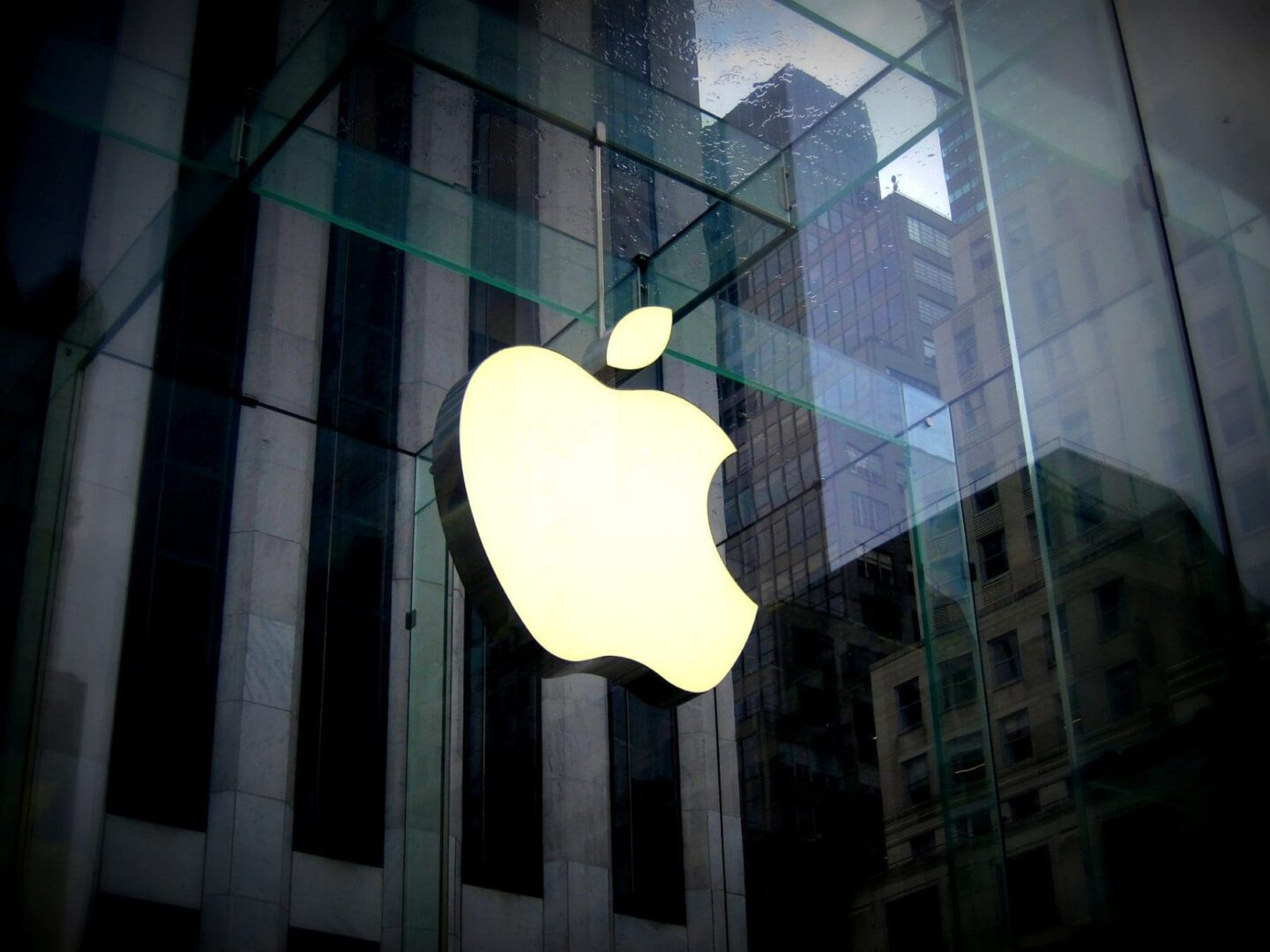 Apple invierte 250 millones de dólares en revolucionarias funciones de IA para los iPhone 15 y 16