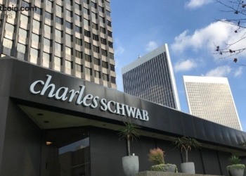 Charles Schwab da un paso audaz: ahora podrás negociar bitcoin y ethereum desde tu hogar.