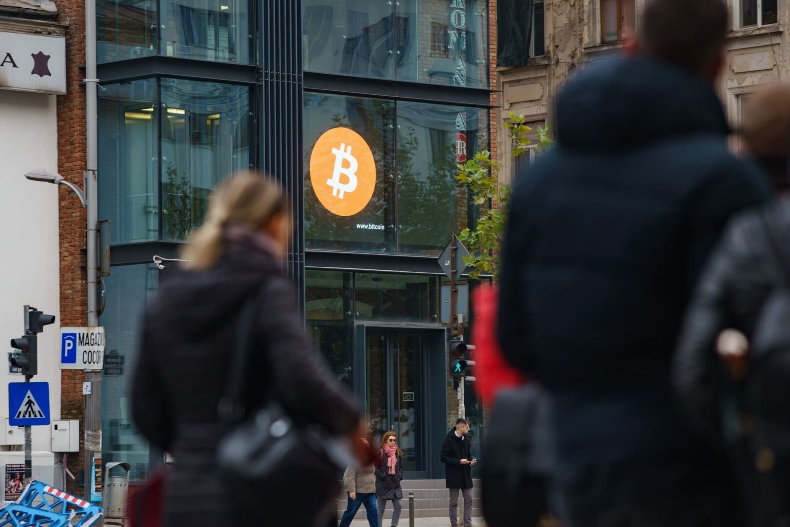 La voracidad de los compradores eleva la tensión en el mercado del Bitcoin al agotar la oferta.