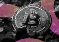 La firma de Bitcoin de Nakamoto se hunde: pérdidas de 239 millones y nueva venta de BTC marcan un récord preocupante.