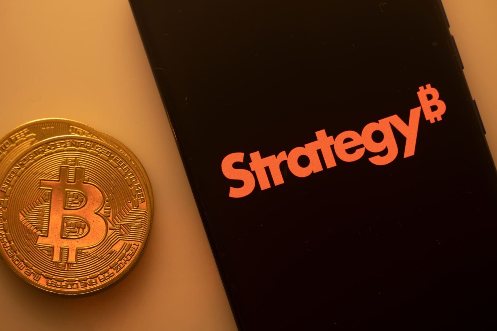 Un banco saudí da un paso audaz al incrementar su inversión en Bitcoin mediante acciones de Strategy