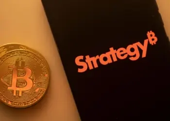 Un banco saudí da un paso audaz al incrementar su inversión en Bitcoin mediante acciones de Strategy