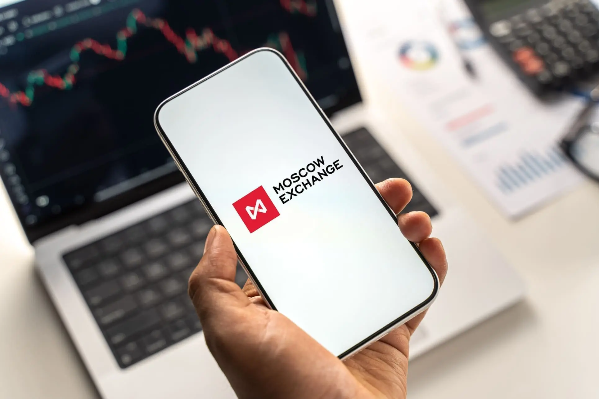 La Bolsa de Moscú contempla operar con criptomonedas las 24 horas mientras Rusia se alista para su nueva legislación cripto.