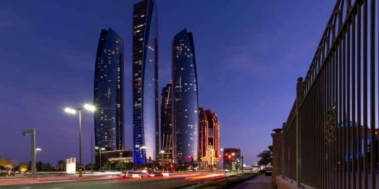 El sorprendente movimiento del fondo soberano de Abu Dhabi: compras masivas de Bitcoin en plena caída del mercado.
